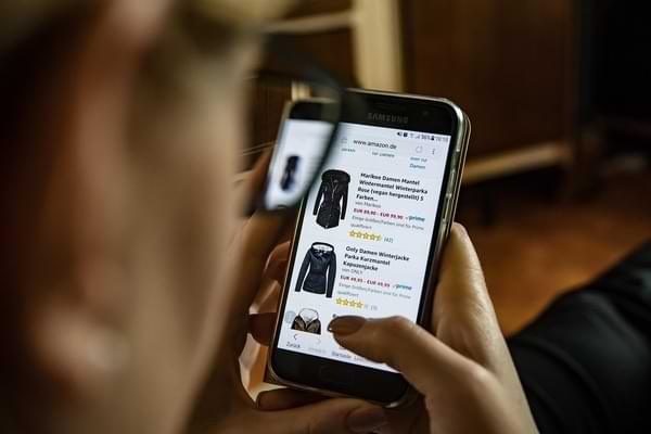 Mediul online – oglindă și accelerator al rănilor